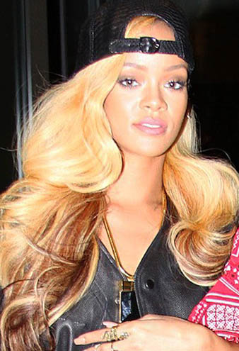 Rihanna Ters Takılmış Beyzbol Şapkası ve Rihanna Sarı Saçları Rihanna ne giyse ne yapsa moda olmaktadır. Bu defa Rihanna beyzbol şapkasını ters takarak teni bir tredn çıkarmıştır. Ünlü şarkıcının retro dalgalı sarı saçları ters takılmış şapkasının altından oldukça hoş görünmektedir.