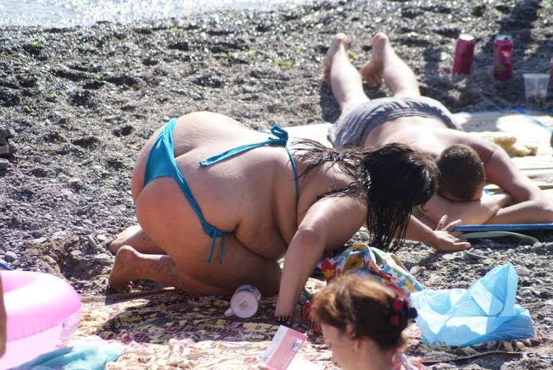 Подсмотренное молодая нудистка на пляже с огромными титьками фото