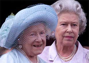 reina_madre_junto_hija_Isabel_II_balcon_palacio_Buckingham_durante_celebracion_cumpleanos.jpg