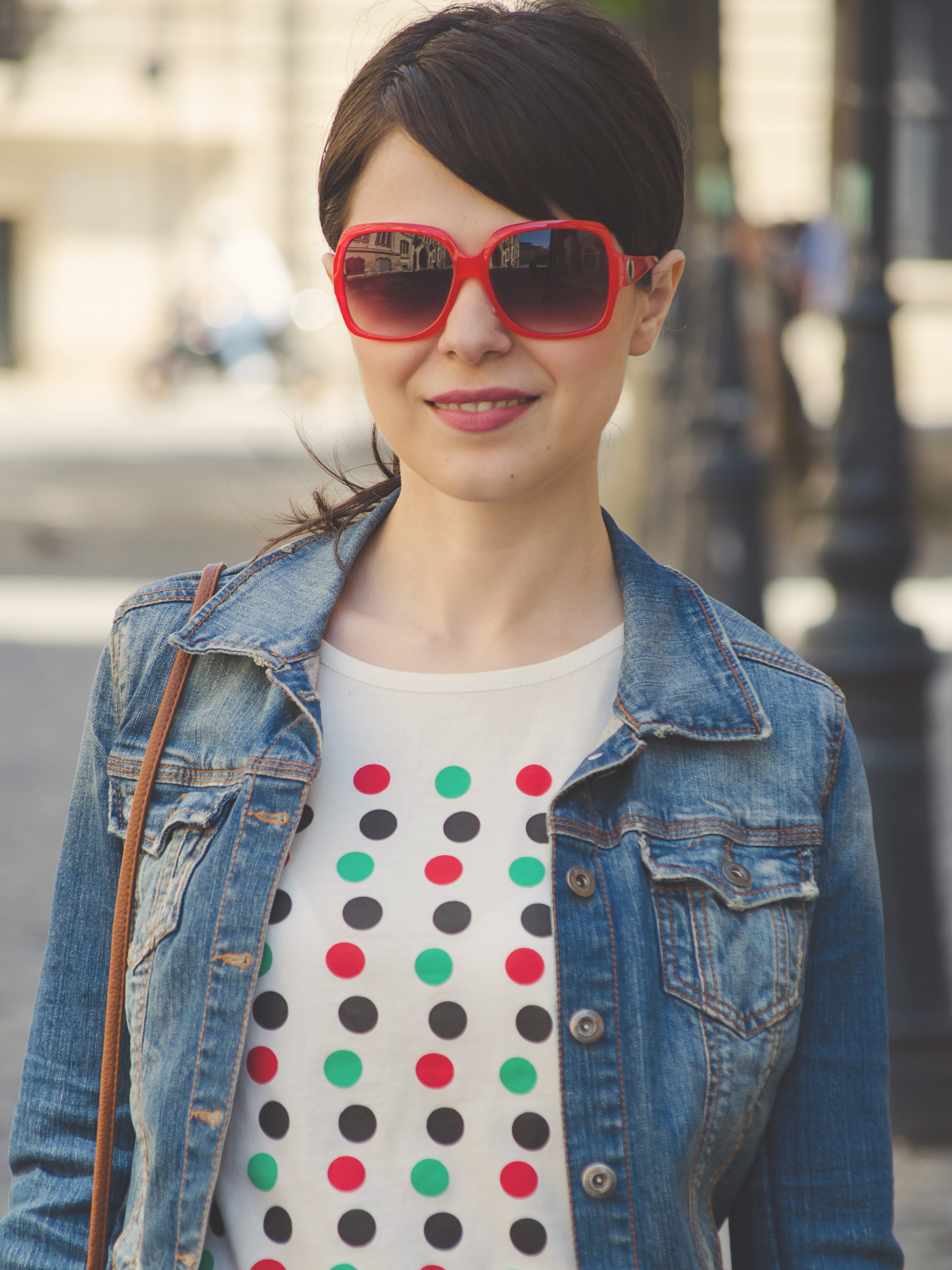 dotted t-shirt colourful dots ankle cut green pants converse sneakers jeans jacket Stradivarius brown h&m satchel bag red sunglasses 