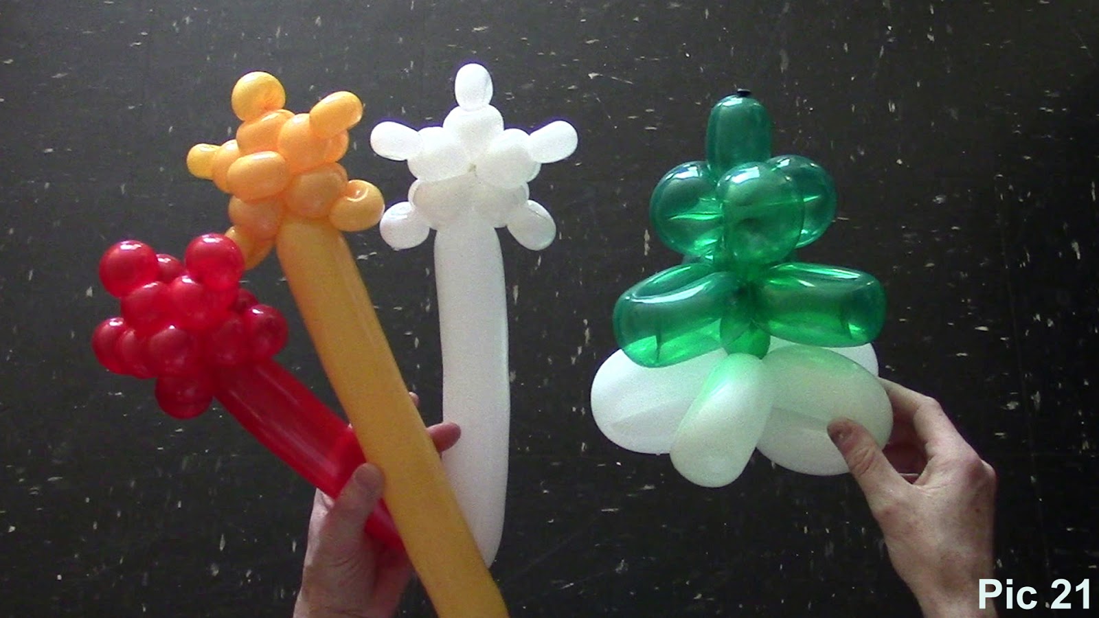 Balloon animals twisting instructions One balloon Christmas tree