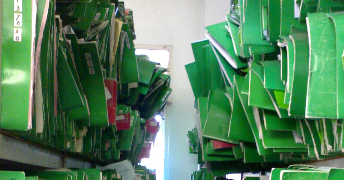 Foto seseorang yang berpose lucu di tengah gang sempit.