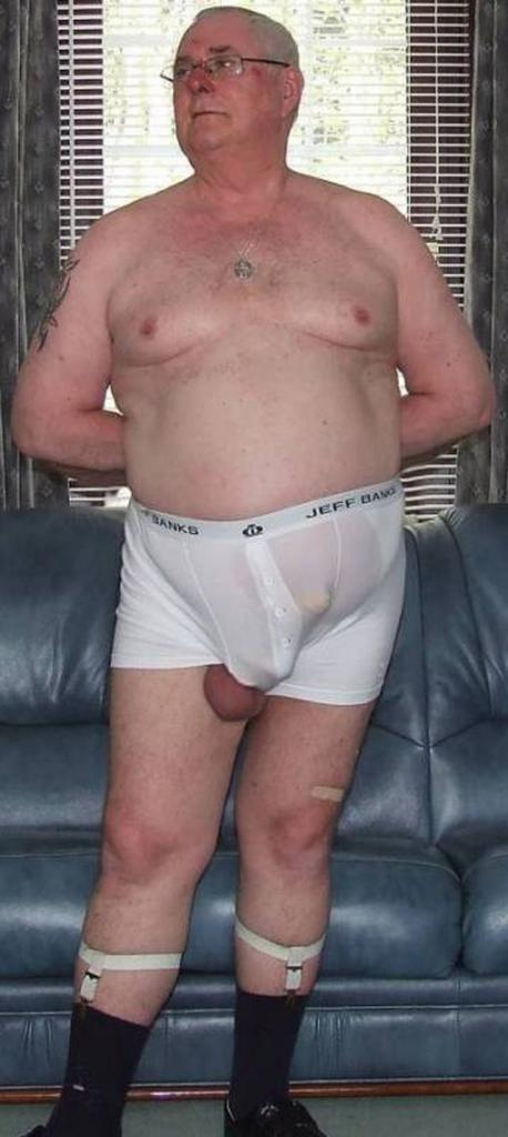 MundoDeDaddies: Hung Uncut Sexy Grandpa