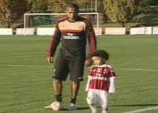 Vídeo de Robinho enseñando jugadas a su hijo