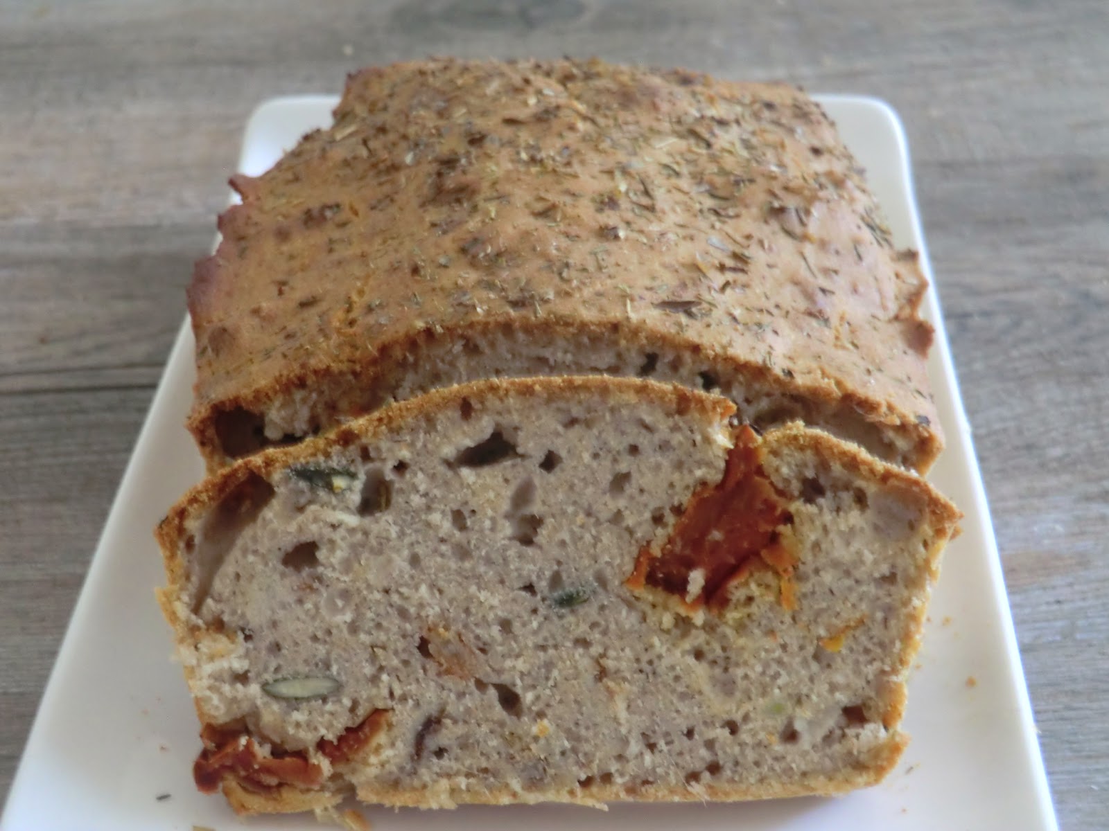 Cake salé à la farine de sarrasin aux tomates séchées, anchois et