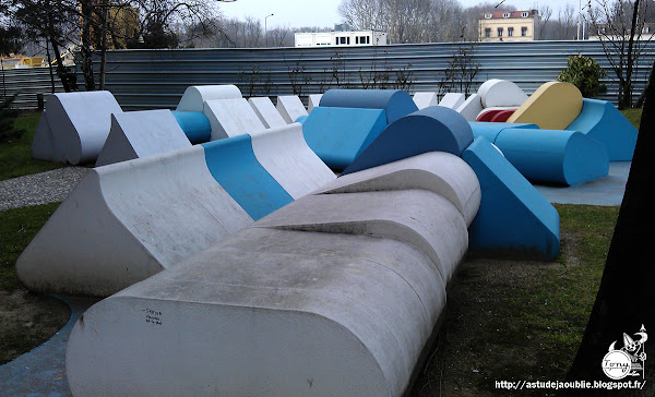 Ivry-sur-Seine - Aire de Jeux - Mobilier - Sculpture  Sculpteur: Gérard Chireix  Création 1975