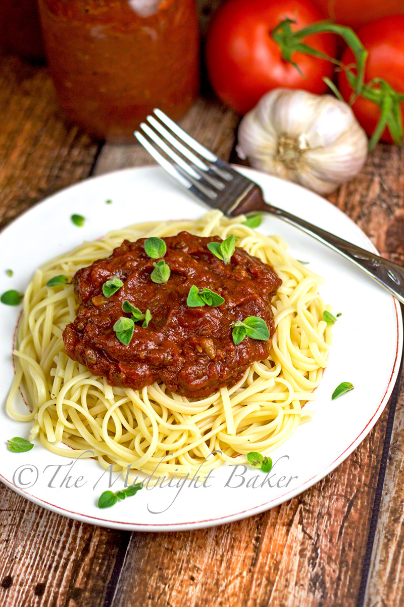 Slow Cooker Rustic Meat Spaghetti Sauce - The Midnight Baker
