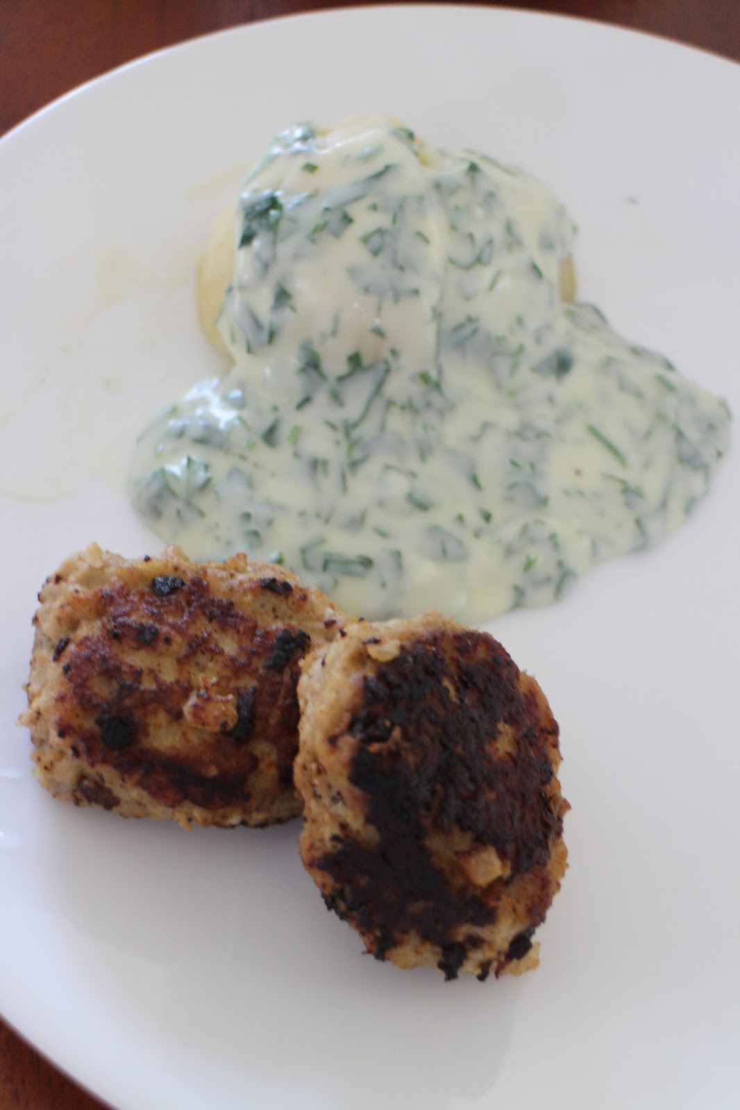 Colorful Fun Living Frikadeller med kartofler og persille sovs