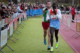 Poder Gesto Fernandez Matui Iván FErnández indica con un gesto el camino a seguir a Abel Matui