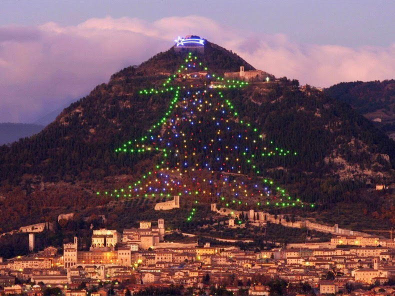 El enorme Árbol de Navidad de Gubbio en el monte Ingino RUTA 33