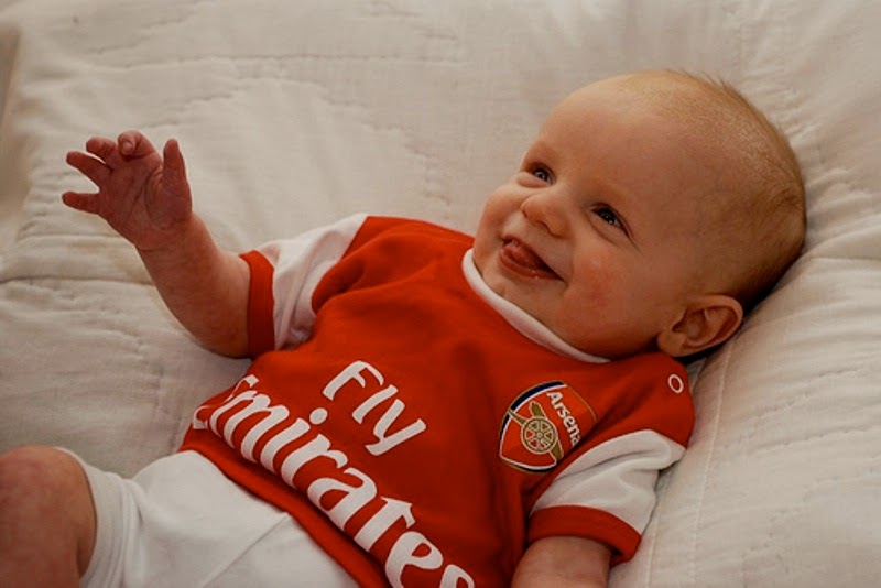 Foto bayi lucu pakai baju tim sepak bola arsenal Foto bayi lucu pakai baju tim sepak bola arsenal