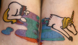 tatuaje de un unicornio partido por la mitad con sangre de arcoiris