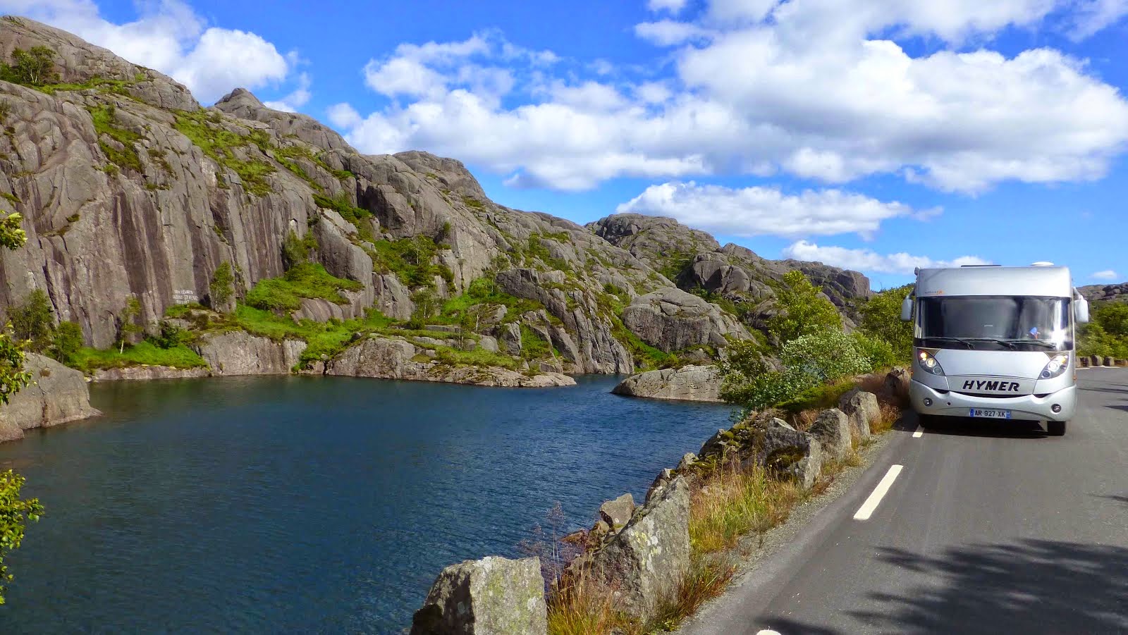 Jolies mais étroites routes de Norvège