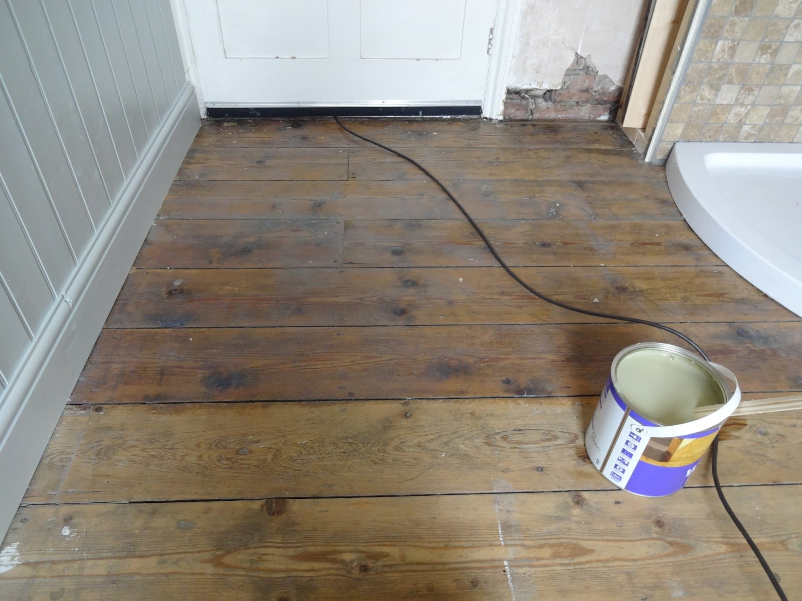 Finishing the Bathroom Floor with Floor Wax Kezzabeth.co.uk DIY, Renovation & Interiors Blog