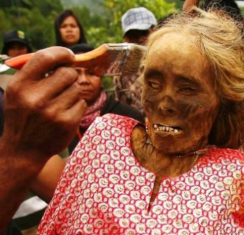 Cadáver de una mujer preparándolo para la fiesta Cadáver de una mujer preparándolo para la fiesta