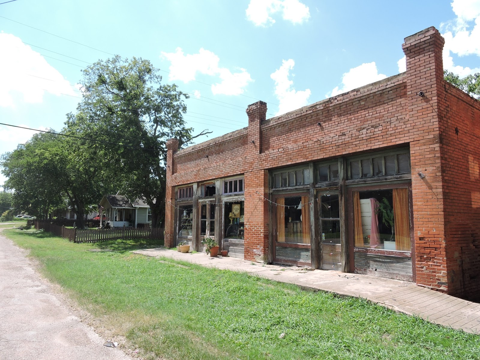 From City to Suburbia 124 S. HWY 77, Forreston, TX 76041