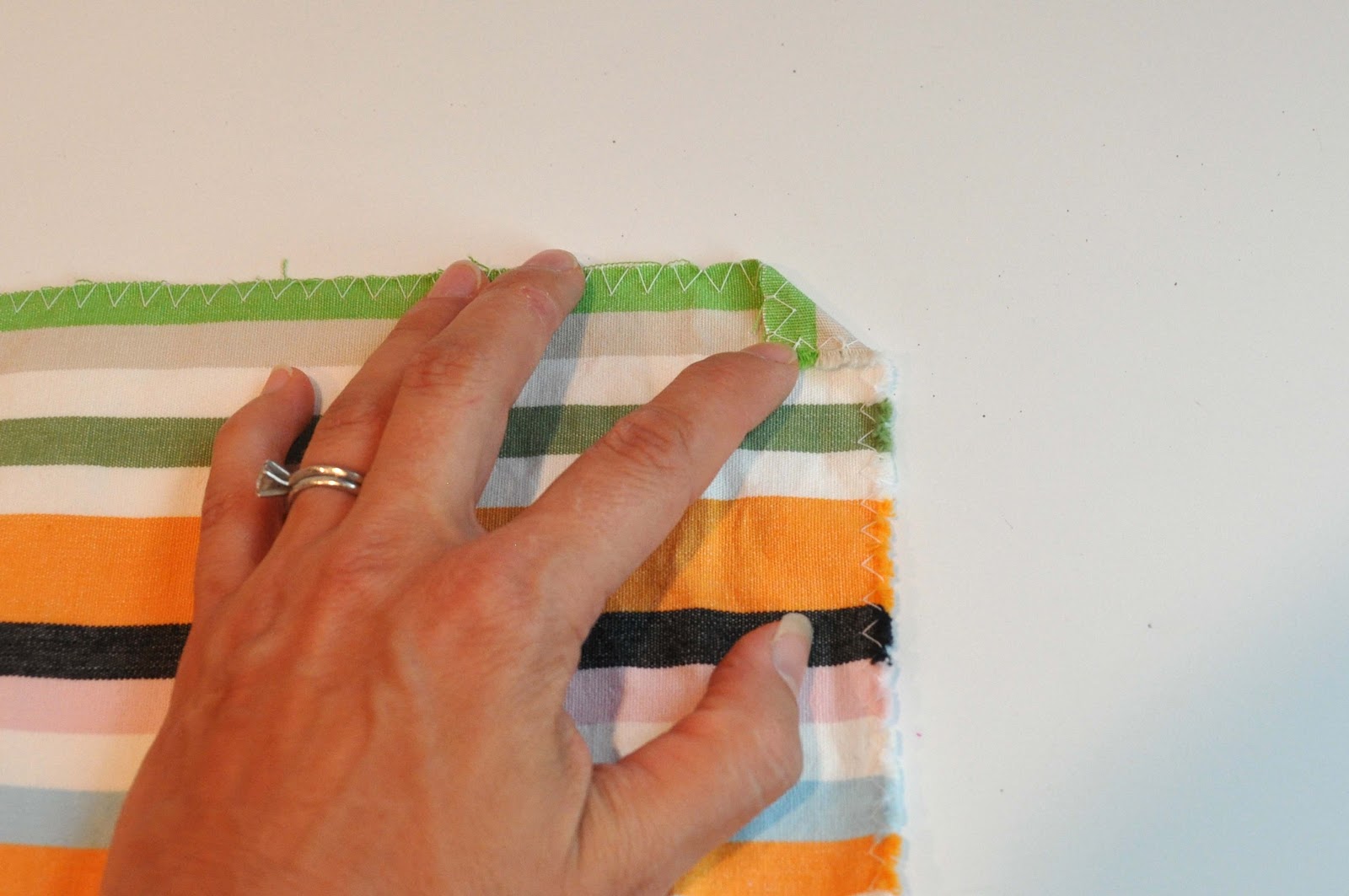 Aesthetic Nest Sewing Quick Mitered Table Runner (Tutorial)