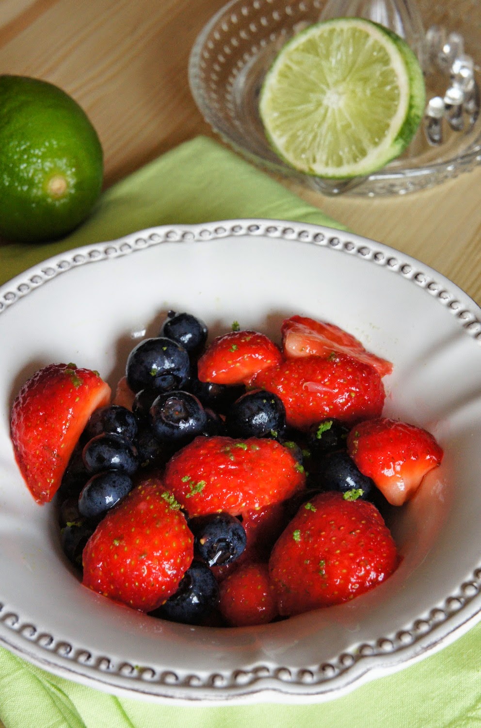 Salade de fraises et de myrtilles au jus de citron vert