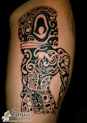 Tatouage de tiki stylisé en Polynésien par Tahiti tattoo a sanary dans le . (tatouage polynesien un tiki sur la cuisse)