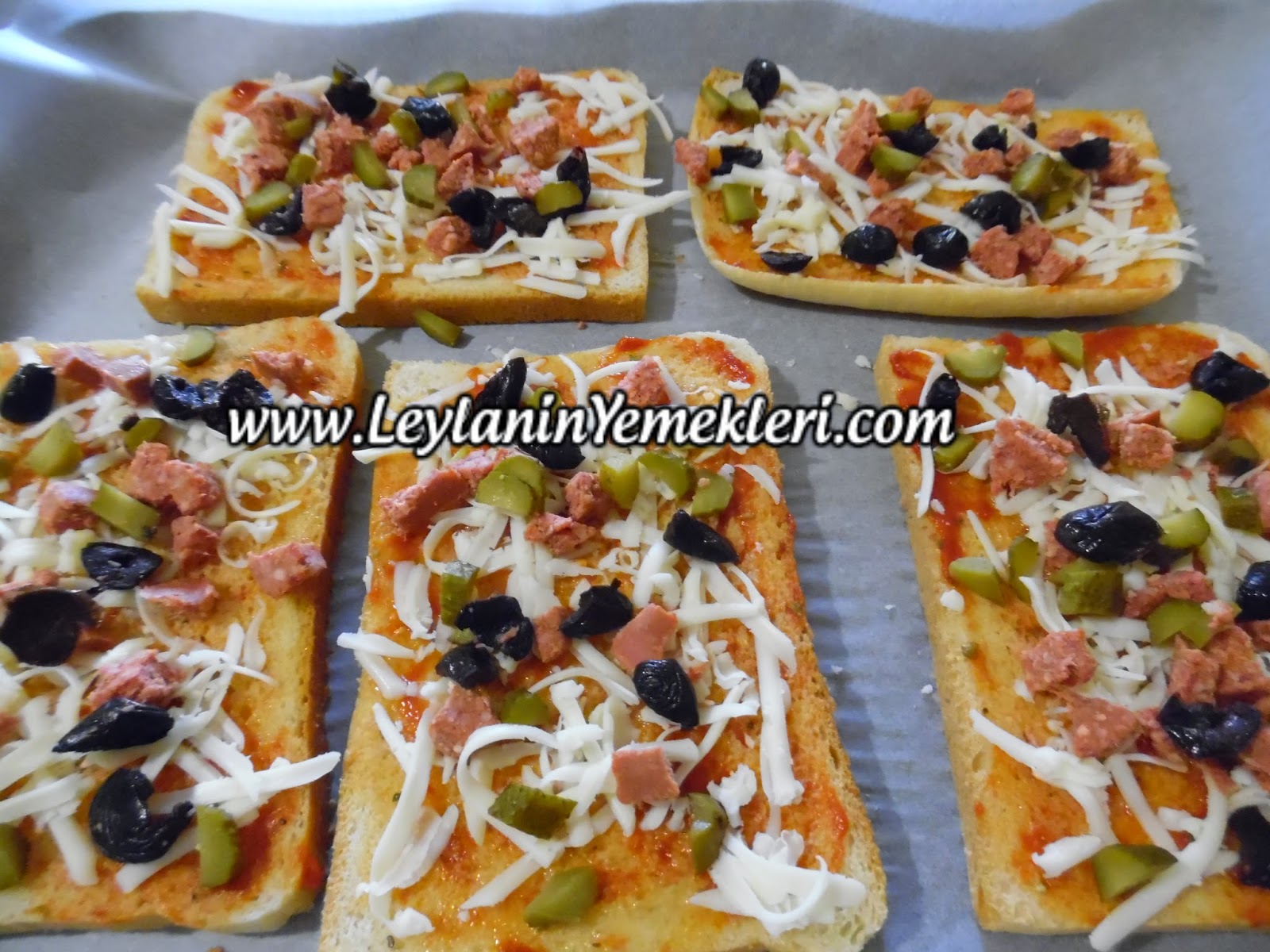 Tost Ekmeği ile Pratik Pizza Tarifi Yemek Tarifleri