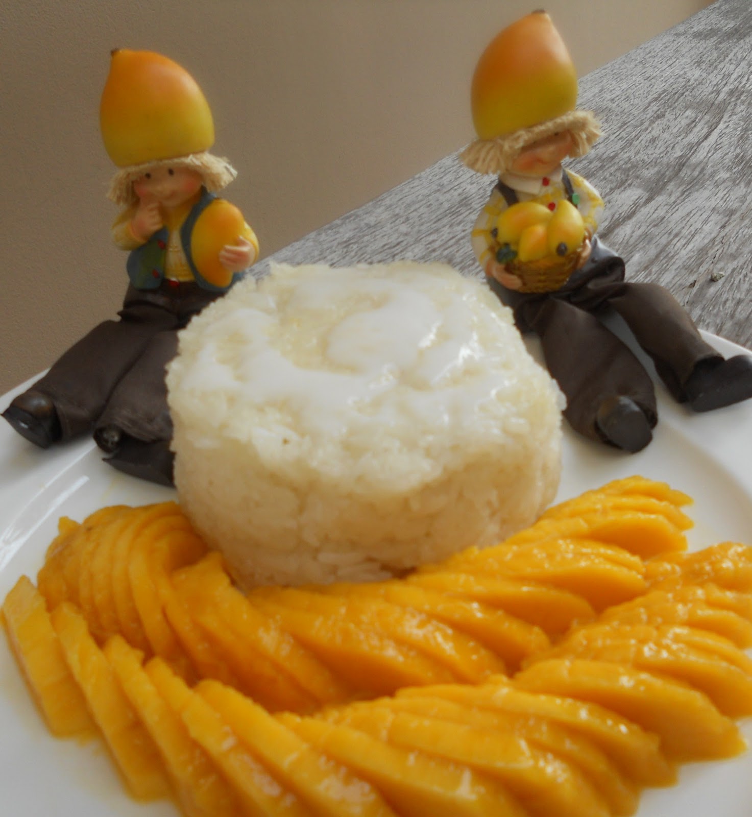 Mango with Sticky rice http://4.bp.blogspot.com/-l7ONAJJ-jAU/Trpz2fiSP_I/AAAAAAAAAio/nMHfHGMUJB0/s1600/DSCN2962.jpg