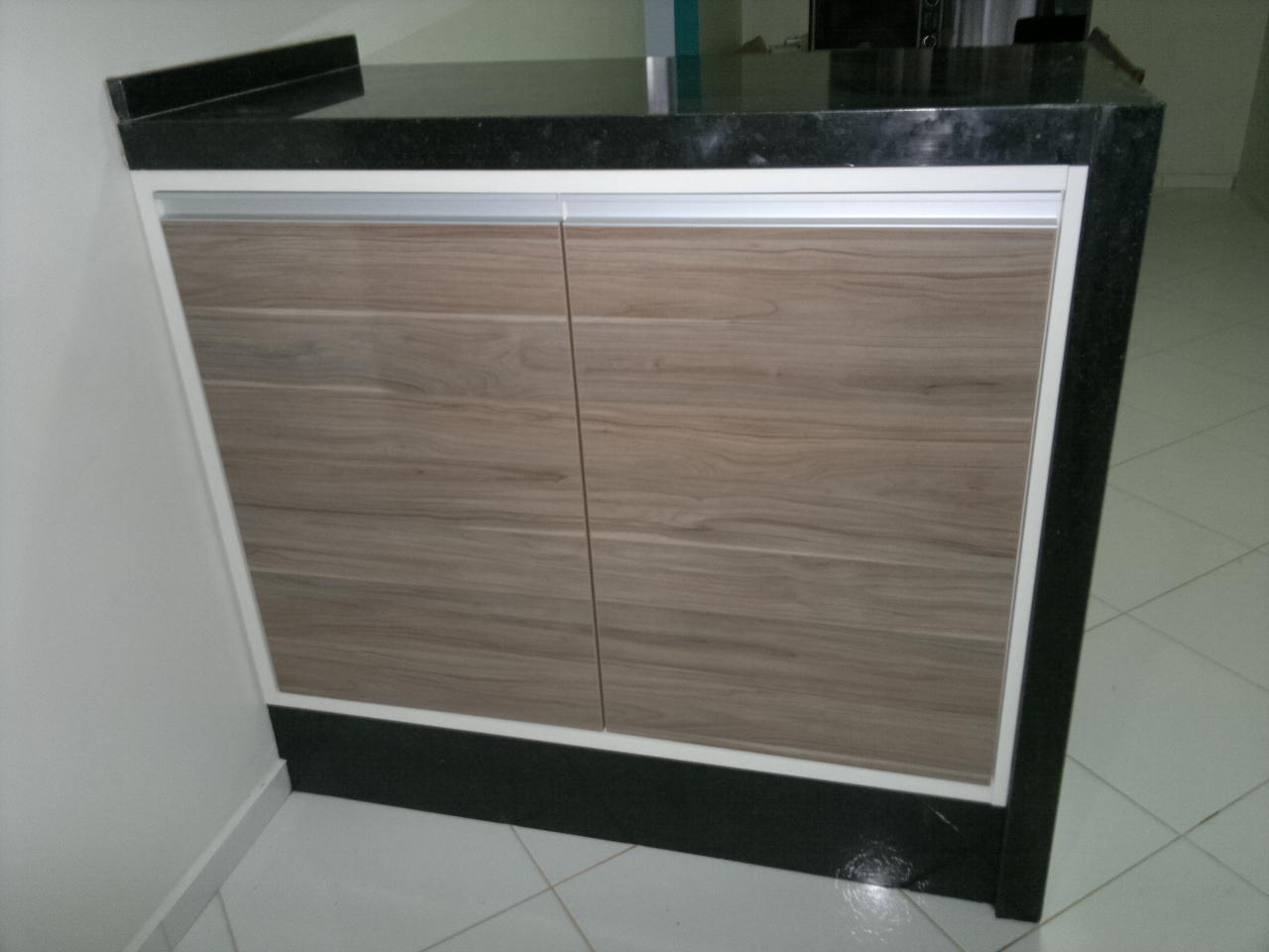 #5B5348 MOVELARIA: GABINETE DE COZINHA E BALCÃO EM MDF GRIS MONTANO 1280x960 px Balcão De Cozinha Americana Em Mdf #2423 imagens