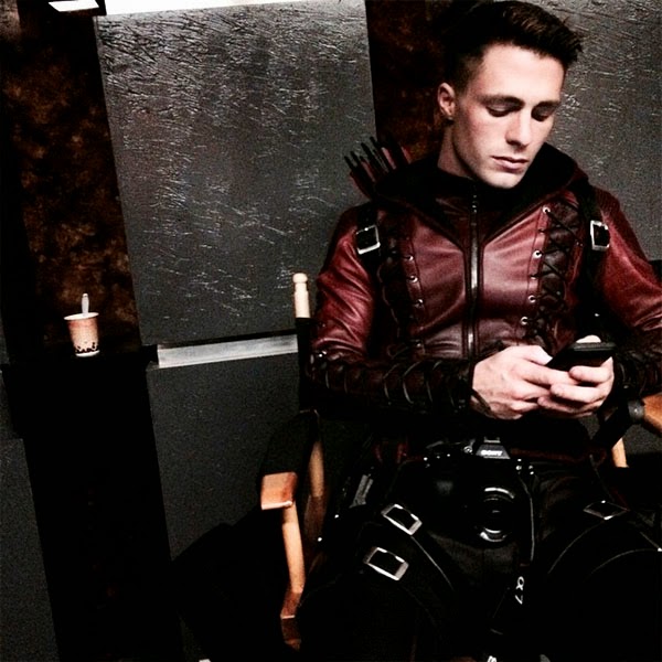 Colton Haynes vestido de Arsenal para la 3ª temporada de Arrow