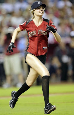 《運動畫刊》泳裝美女的凱特．厄普頓（Kate Upton）露美腿打壘球