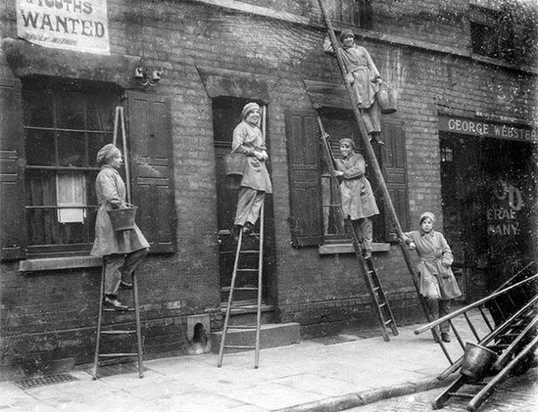40 Amazing Historical Pictures - Women window cleaners working in London, ca. 1917. 40 Amazing Historical Pictures - Women window cleaners working in London, ca. 1917.