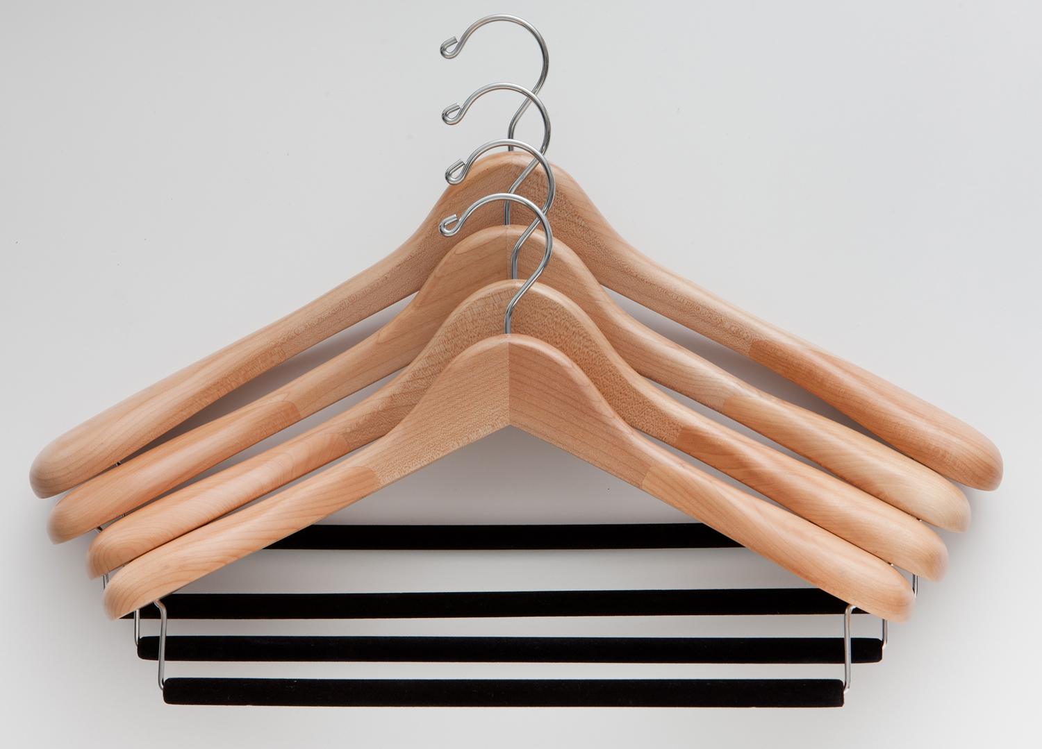 http://4.bp.blogspot.com/-lBfVh49Vu6U/UEk0WwjLC4I/AAAAAAAAGTg/EqlVakSlXok/s1600/different-sizes-hangers-men-jackets-kirby-allison-hanger-project.jpg