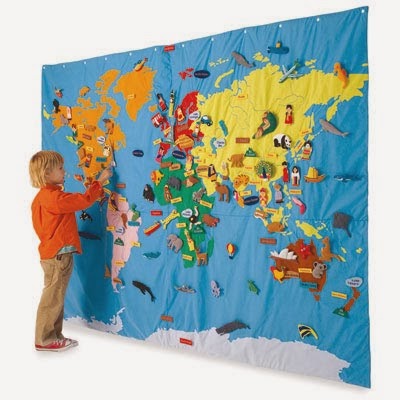 Изображение ребенка, который показывает точки на карте