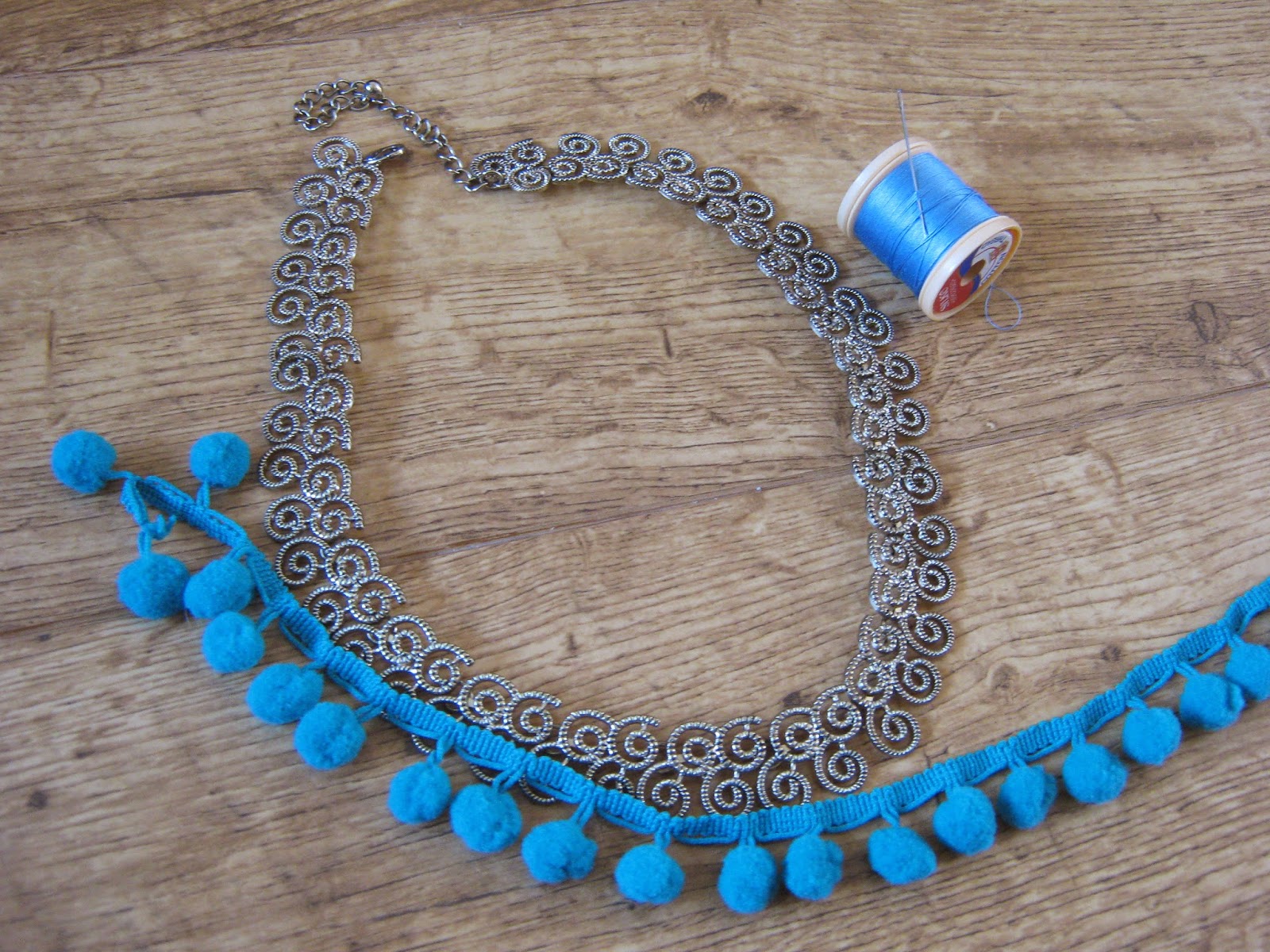 DIY Tutorial Pompom Necklace 
