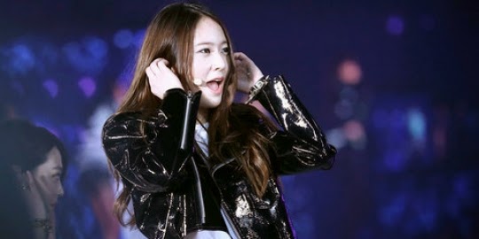 Krystal f(x) Pingsan di Konser SMTOWN