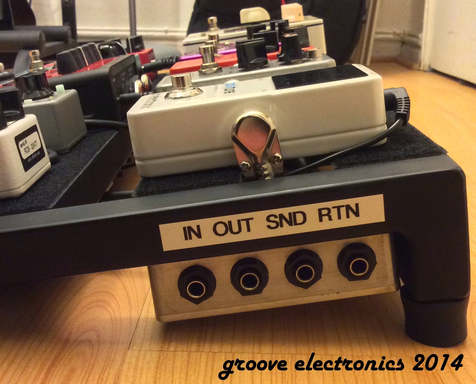 Patch box that fits under Pedaltrain Jr? guitarpedals