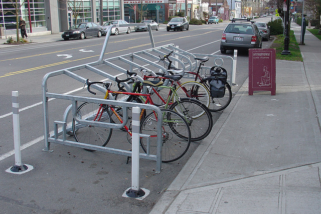 Cafeteria usa espaço para estacionar bicicletas