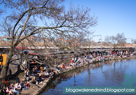 Zona de descanso para comer junto a los puestos artesanales y de comida. Camden lugares, londres, mercado, mercadillo, london, camden, donde ir, que ver, destinos turisticos, punto de interes, donde comprar,