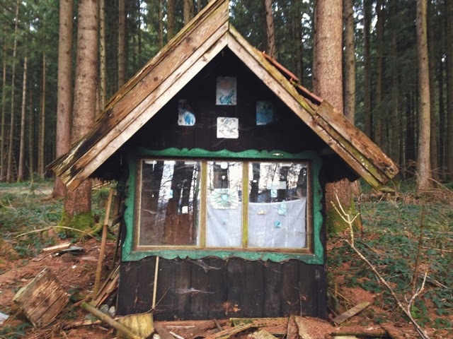 Die kunst, den alltag zu feiern...: eine hütte im wald