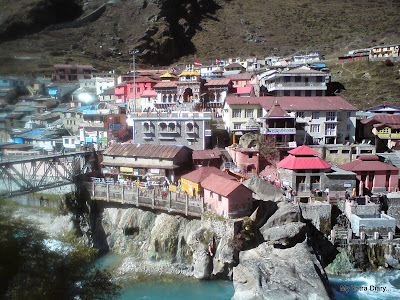 Alaknanda bridge connecting the Badrinath town and the 
Badrinath Temple