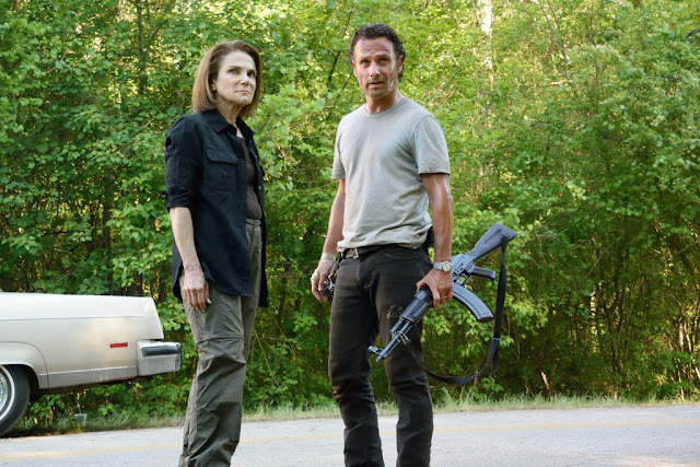 Tovah Feldshuh como Deanna Monroe and Andrew Lincoln como Rick Grimes – The Walking Dead _ sexta temporada, Episode 1 – Photo Credit: Gene Page/AMC