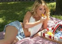 Hermosisima mujer disfrutando de su picnic.jpg