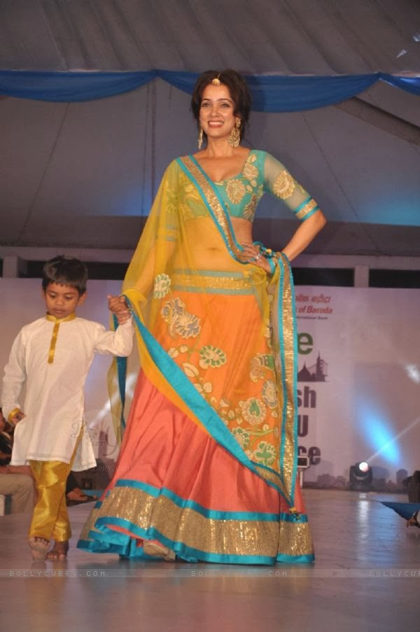 Dressing Below Navel Saree: Vidya Malvade Hot Navel