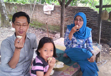 MAKAN DURIAN