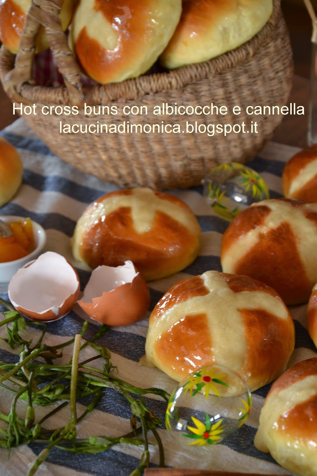 Hot cross buns con albicocche e cannella