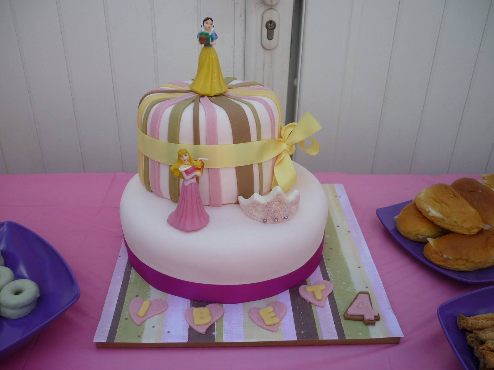 EsDeAzucar: PASTEL ROSA Y DE PRINCESAS