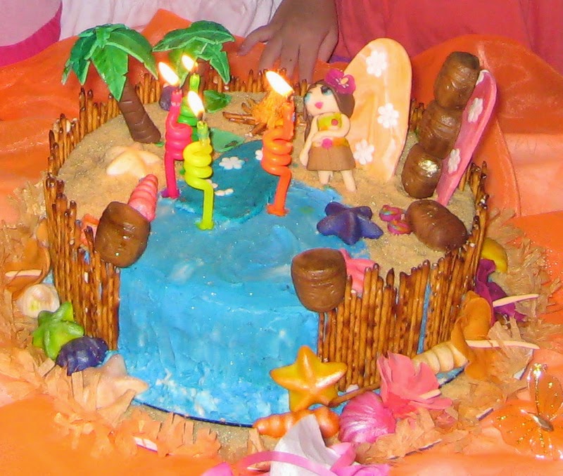 Decoracion Hawaiana Manualidades ~ Las bebidas ex?ticas de frutas tropicales o agua de coco servidas en Decoracion Hawaiana Manualidades ~ Las bebidas ex?ticas de frutas tropicales o agua de coco servidas en