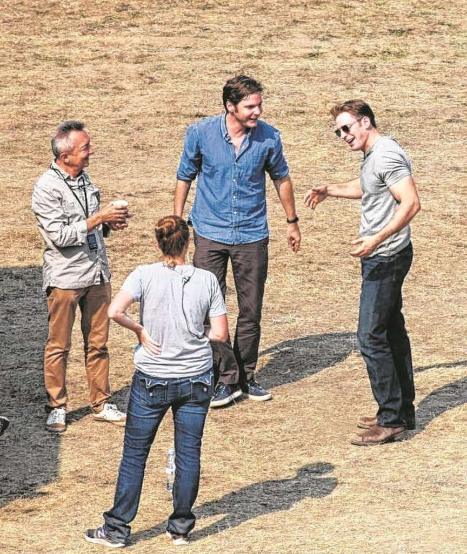 Актеры на площадке.