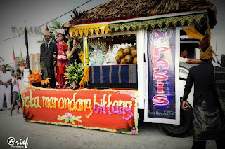 Pakaian adat Simalungun Rondang Bittang Simalungun (foto: Pasis) Pasis Rondang Bittang Simalungun untuk Indonesia Berubah