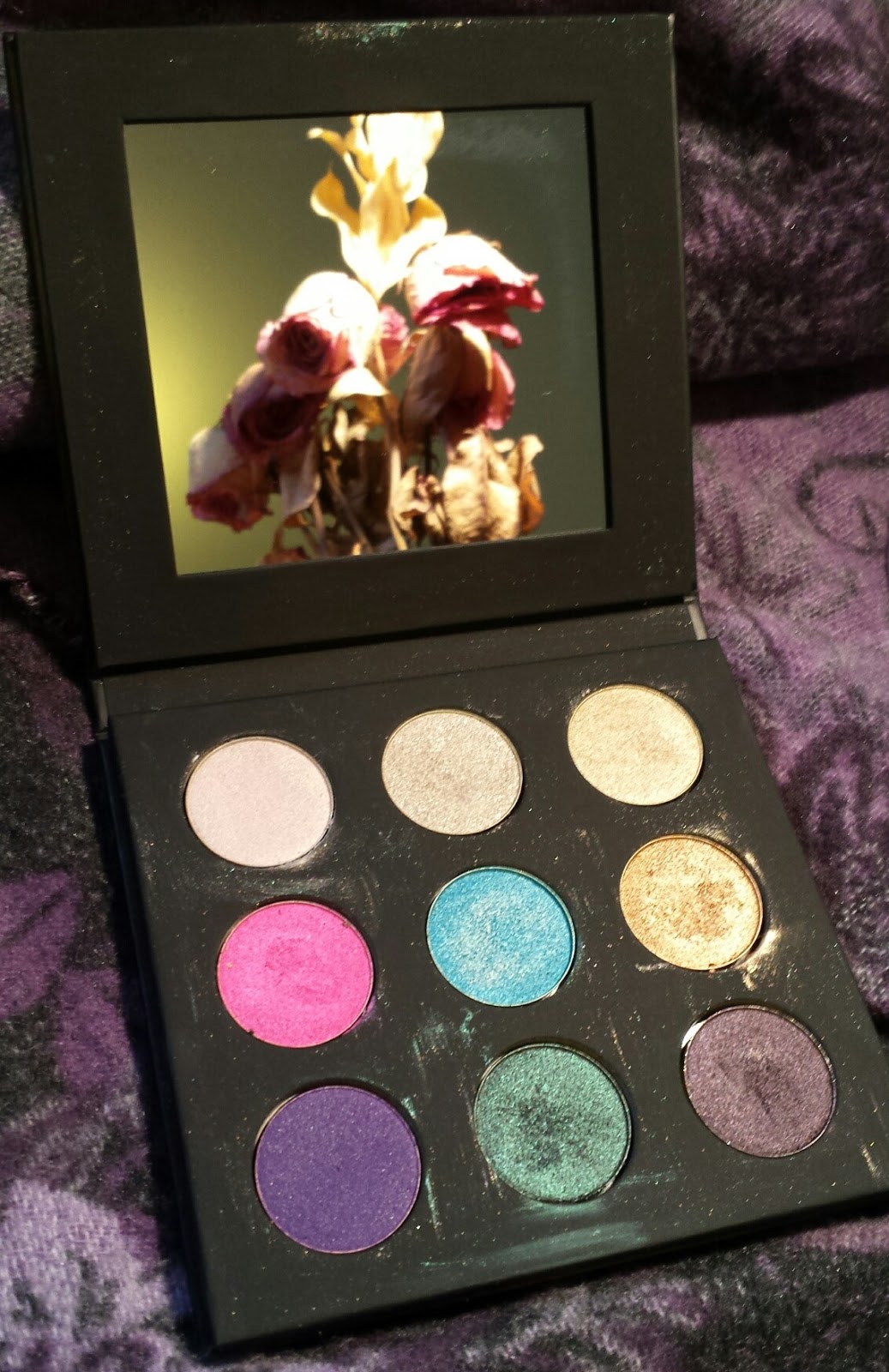 How to diversify your makeup with unusual eye shadow How to diversify your makeup with unusual eye shadow