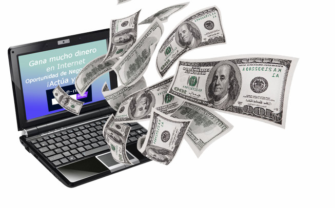 Billetes de dolar sobre laptop