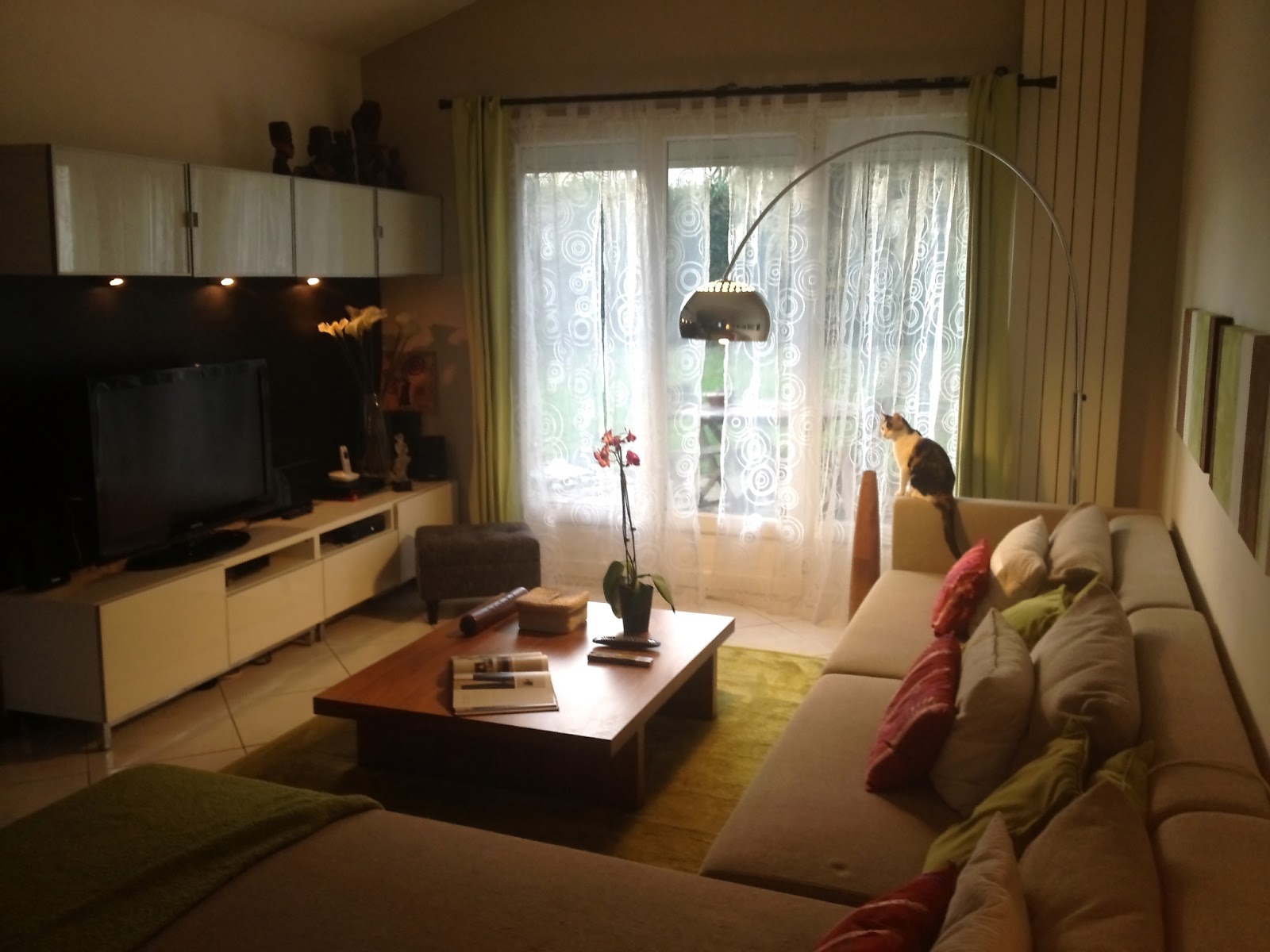 Dressing sous pente avec rideaux et autres déco: histoire de salon....